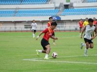 B体育体育网页版入口-激战正酣，足球巨星斗志昂扬