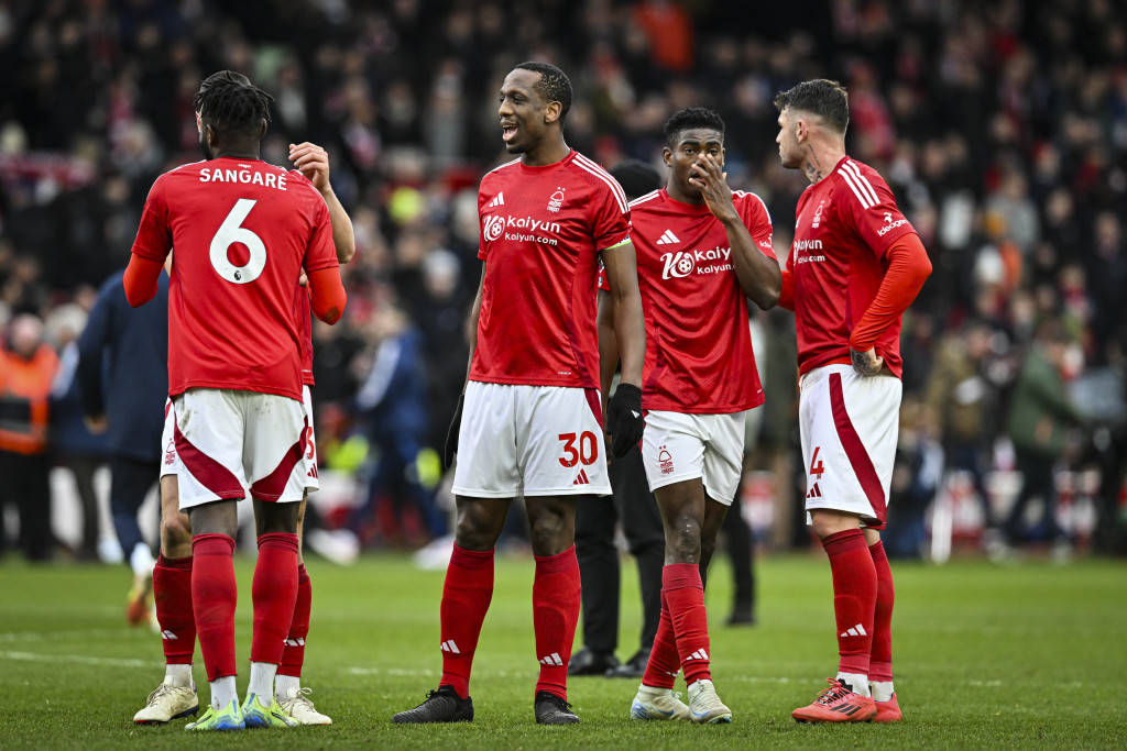 利物浦客场轻松取胜，保持榜首位置