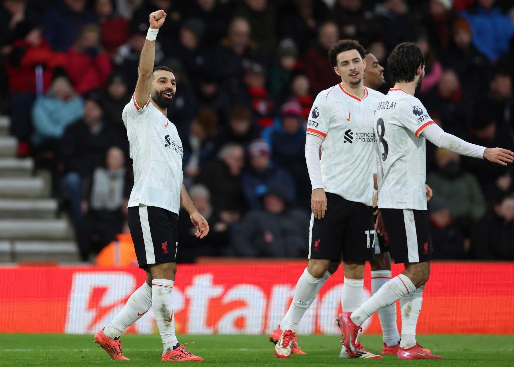 利物浦客场轻松取胜，保持榜首位置