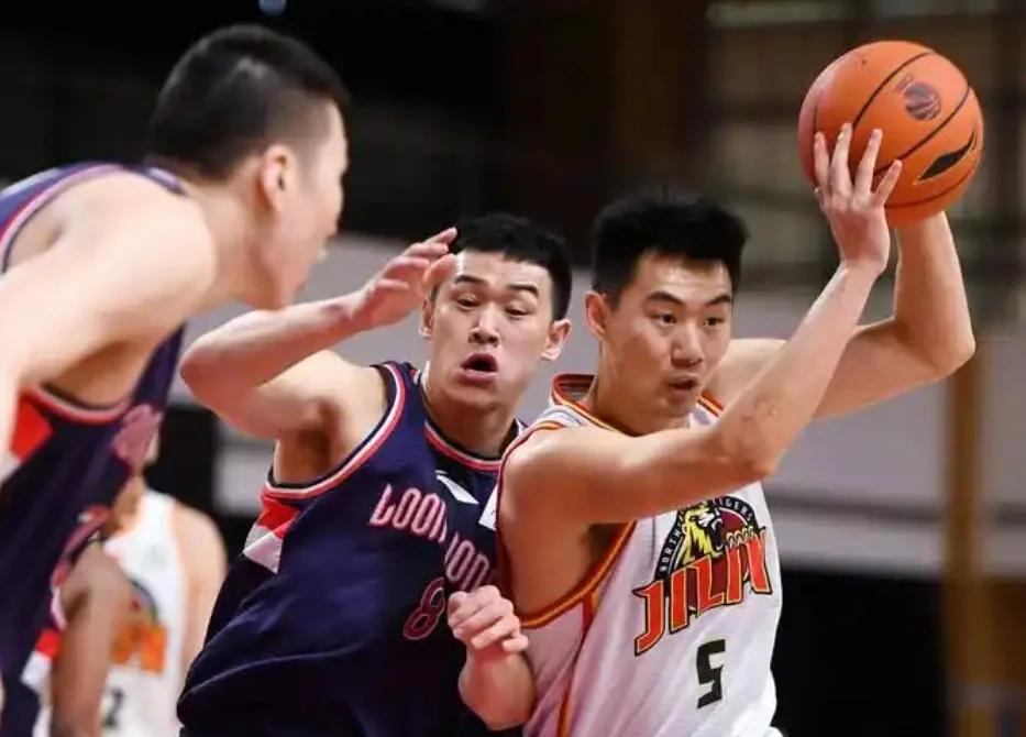 CBA球员技艺精湛,为球迷带来赛场精彩的简单介绍 CBA球员技艺精湛,为球迷带来赛场精彩的简单介绍