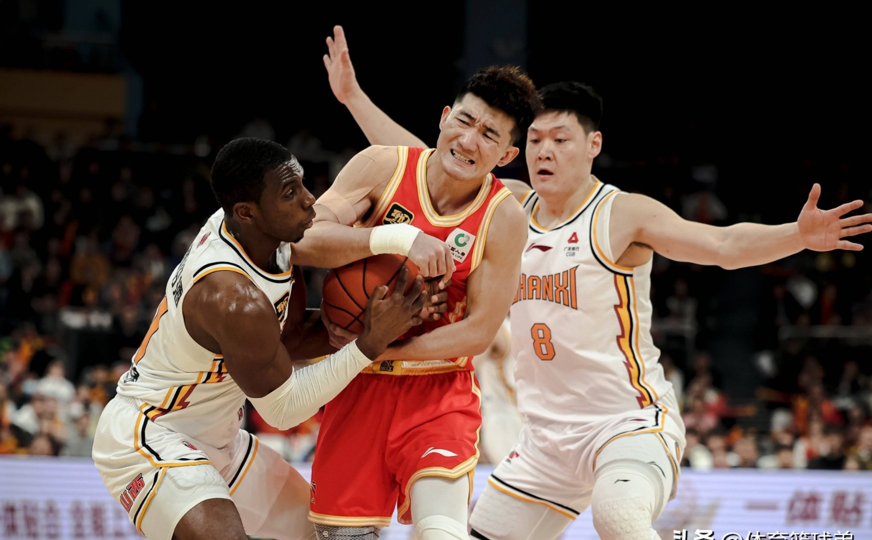 CBA球员技艺精湛,为球迷带来赛场精彩的简单介绍 CBA球员技艺精湛,为球迷带来赛场精彩的简单介绍