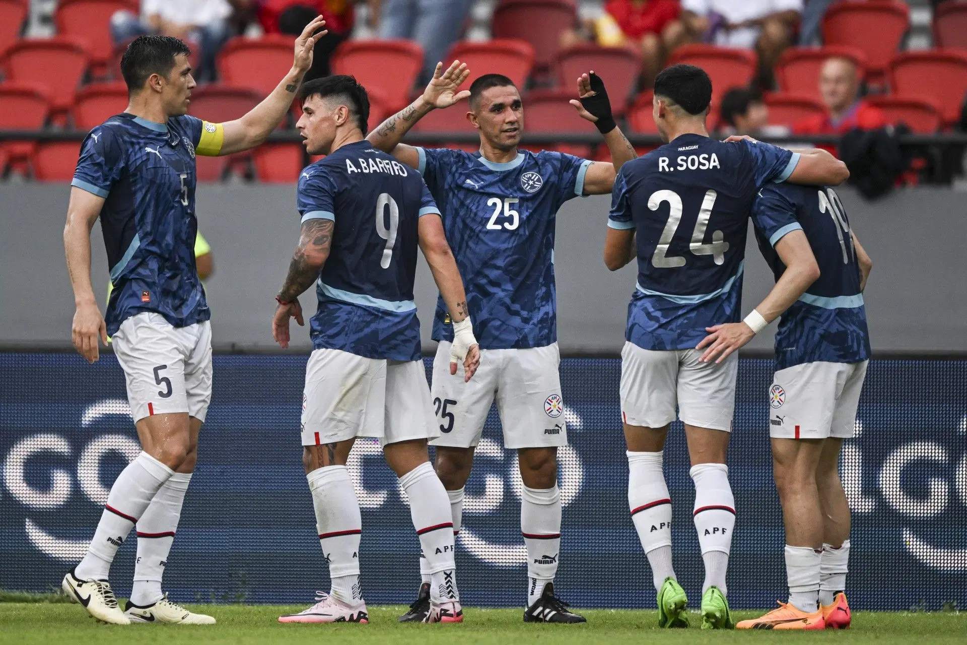 关于乌拉圭前锋助攻射中,助球队逆转胜利的信息 关于乌拉圭前锋助攻射中,助球队逆转胜利的信息