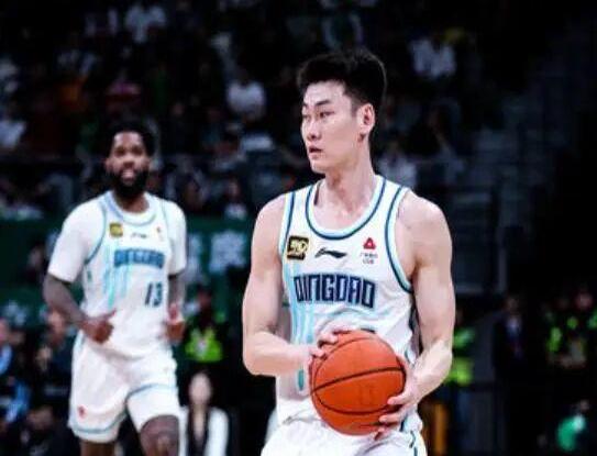 国际顶尖球队争夺荣耀，角逐激烈异常