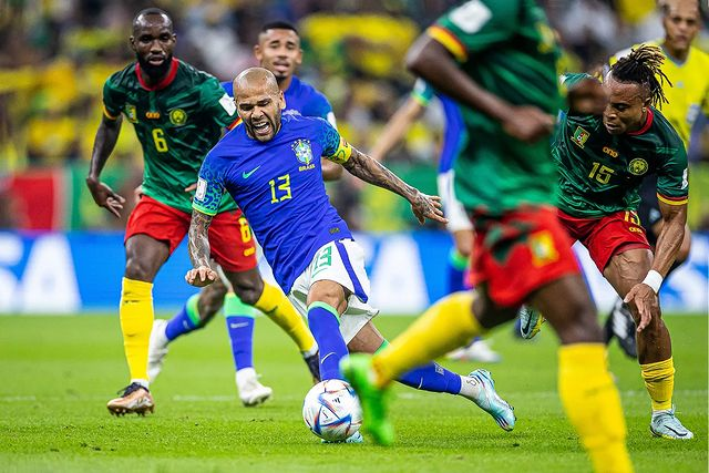 包含阿尔维斯队表现抢眼，成功结束比赛的词条