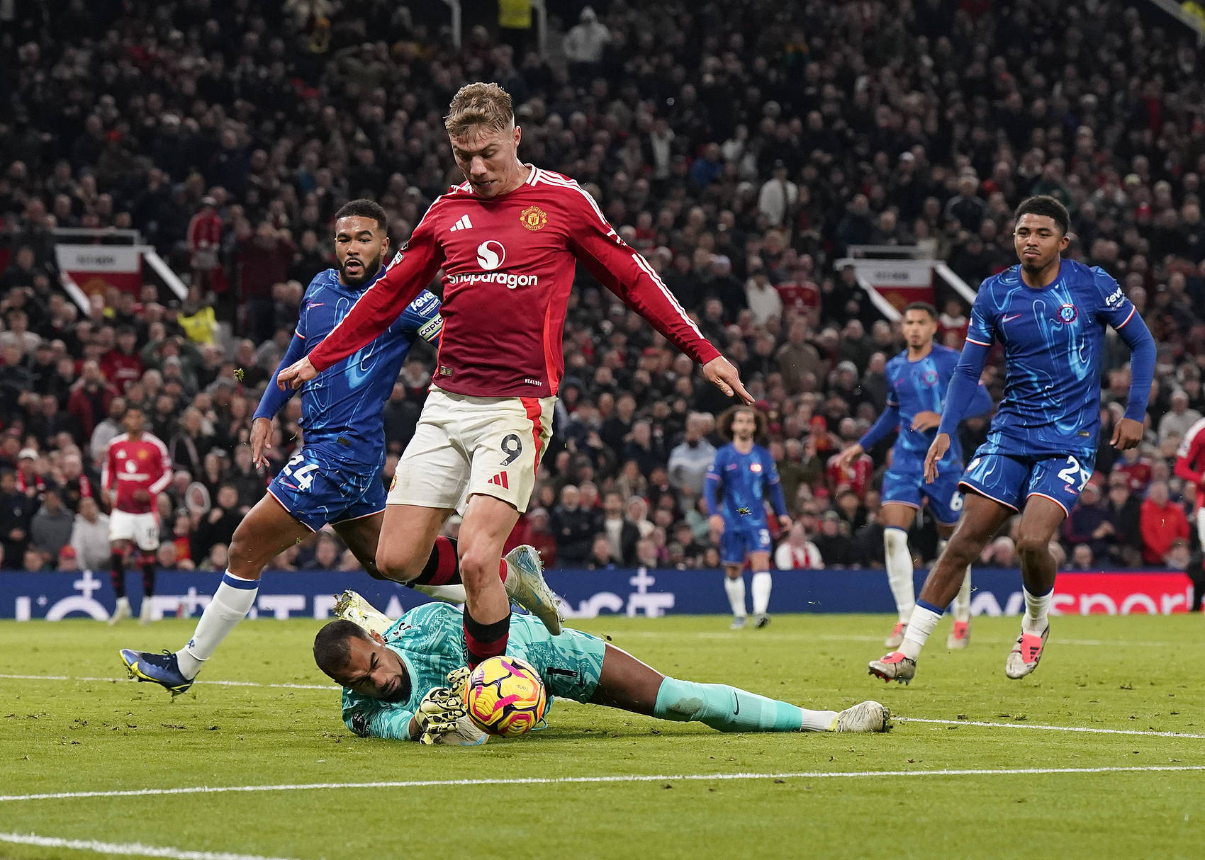 曼联球迷全程助阵，力挺球队