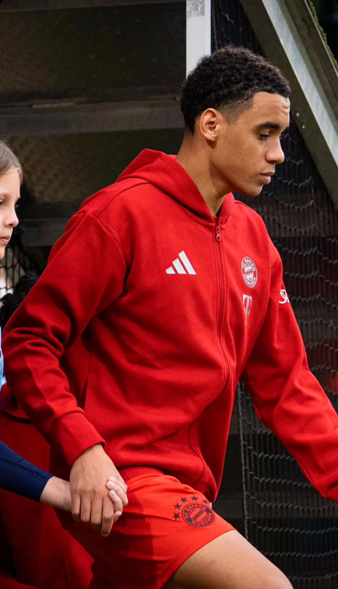 关于比赛上演逆袭奇迹，球迷欢呼雀跃的信息