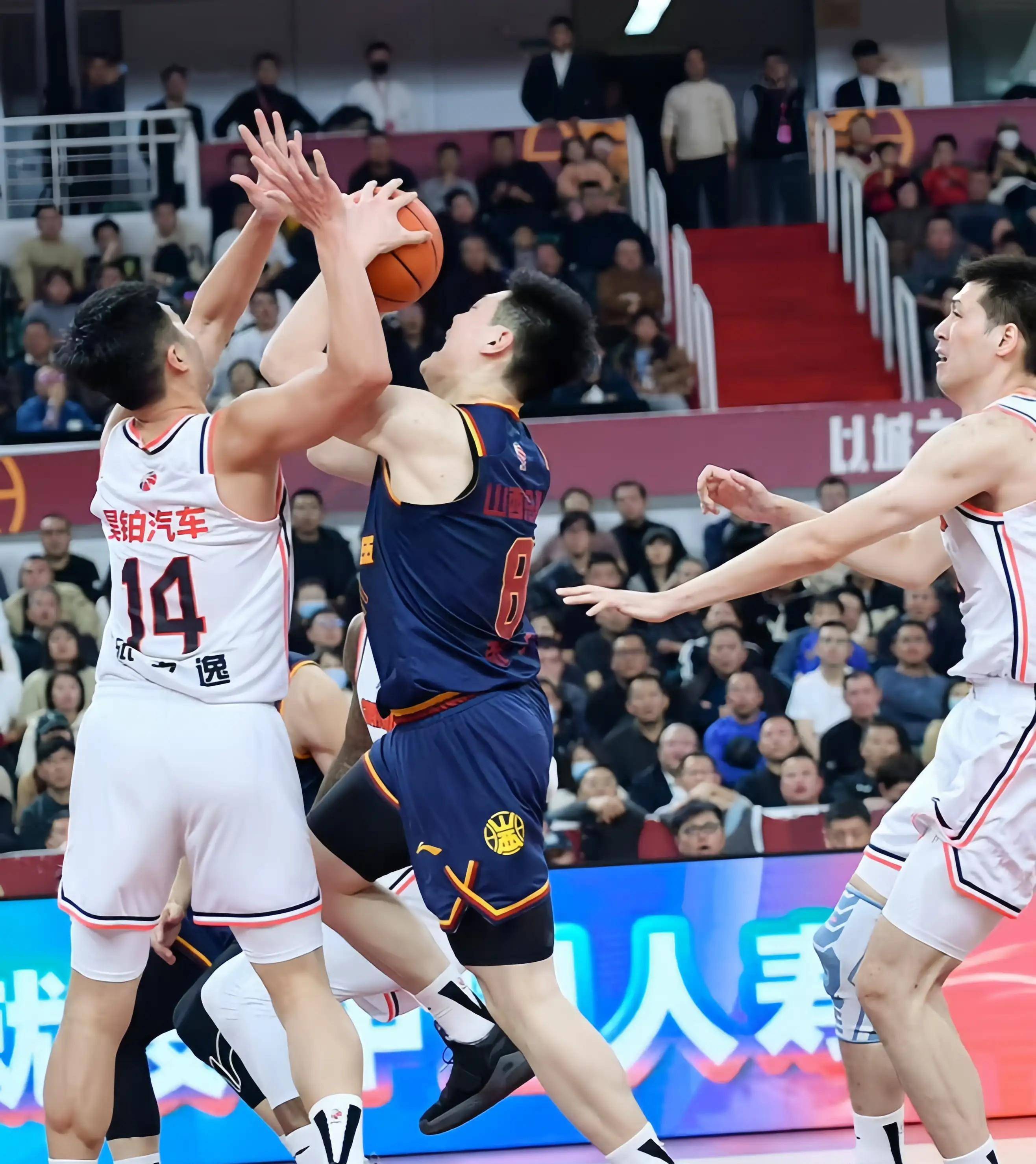 球队战术灵活应变,成功应对强劲对手 球队战术灵活应变,成功应对强劲对手