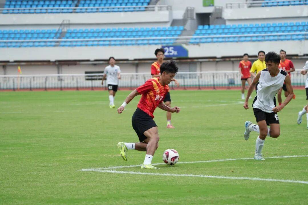 激战正酣,足球巨星斗志昂扬 激战正酣,足球巨星斗志昂扬