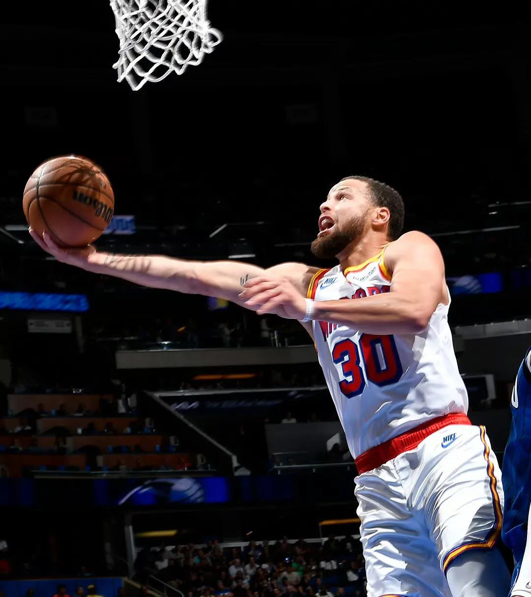 马刺擒下奇才，库里持续发力