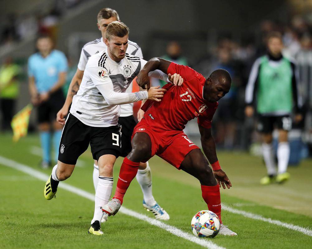 哥伦比亚战胜秘鲁，小组排名上升