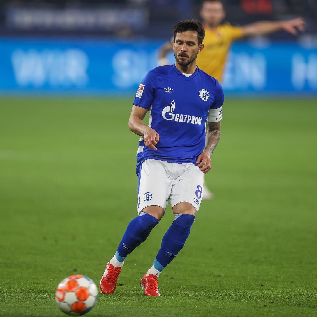 包含沙尔克遭遇挑战，力保主场不败纪录的词条