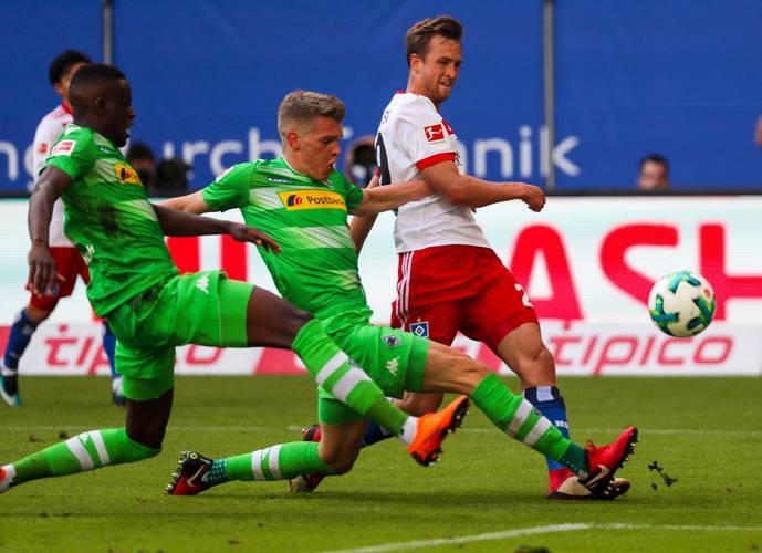 包含沙尔克遭遇挑战，力保主场不败纪录的词条