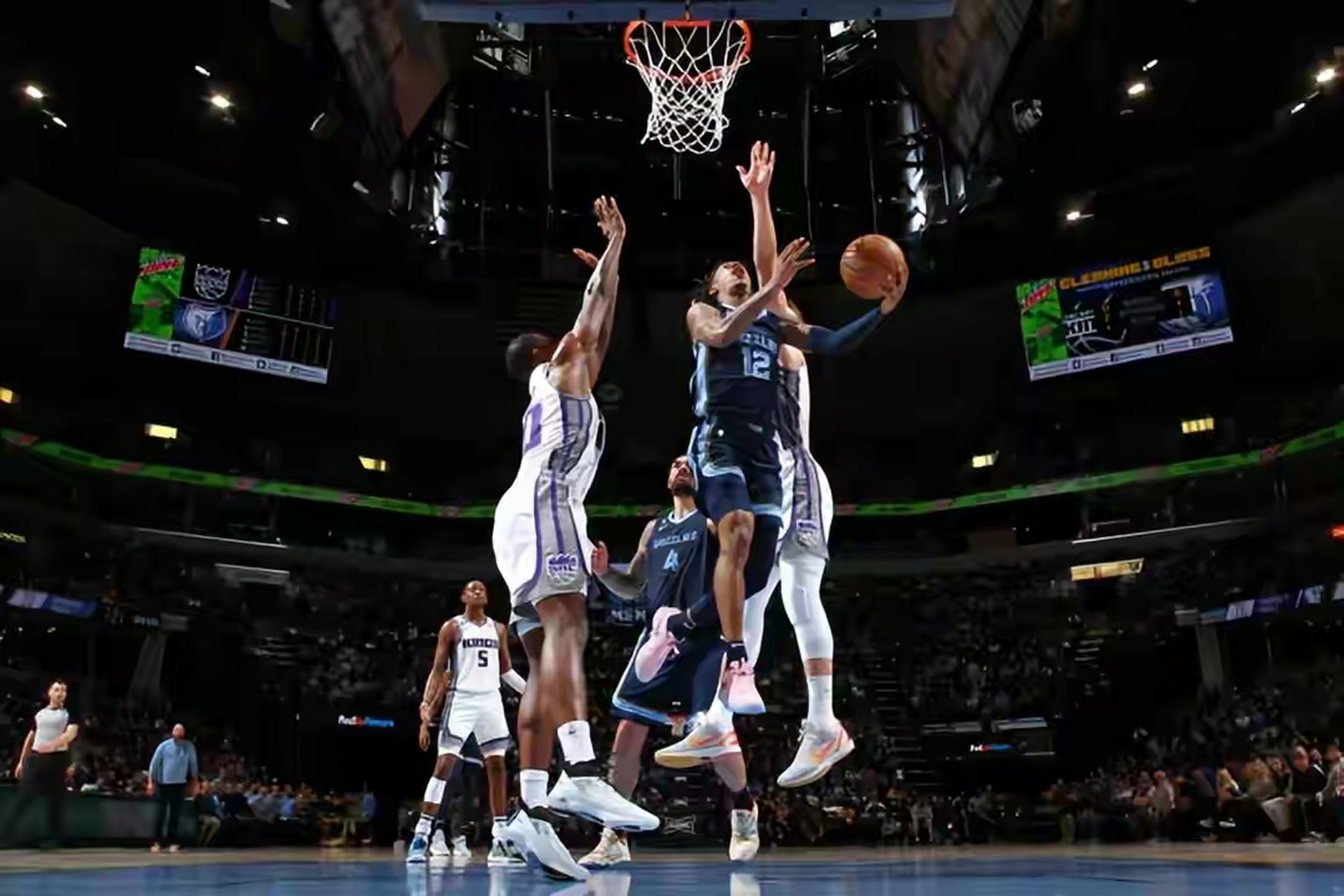 冲击季后赛资格，球队奋力拼搏的简单介绍