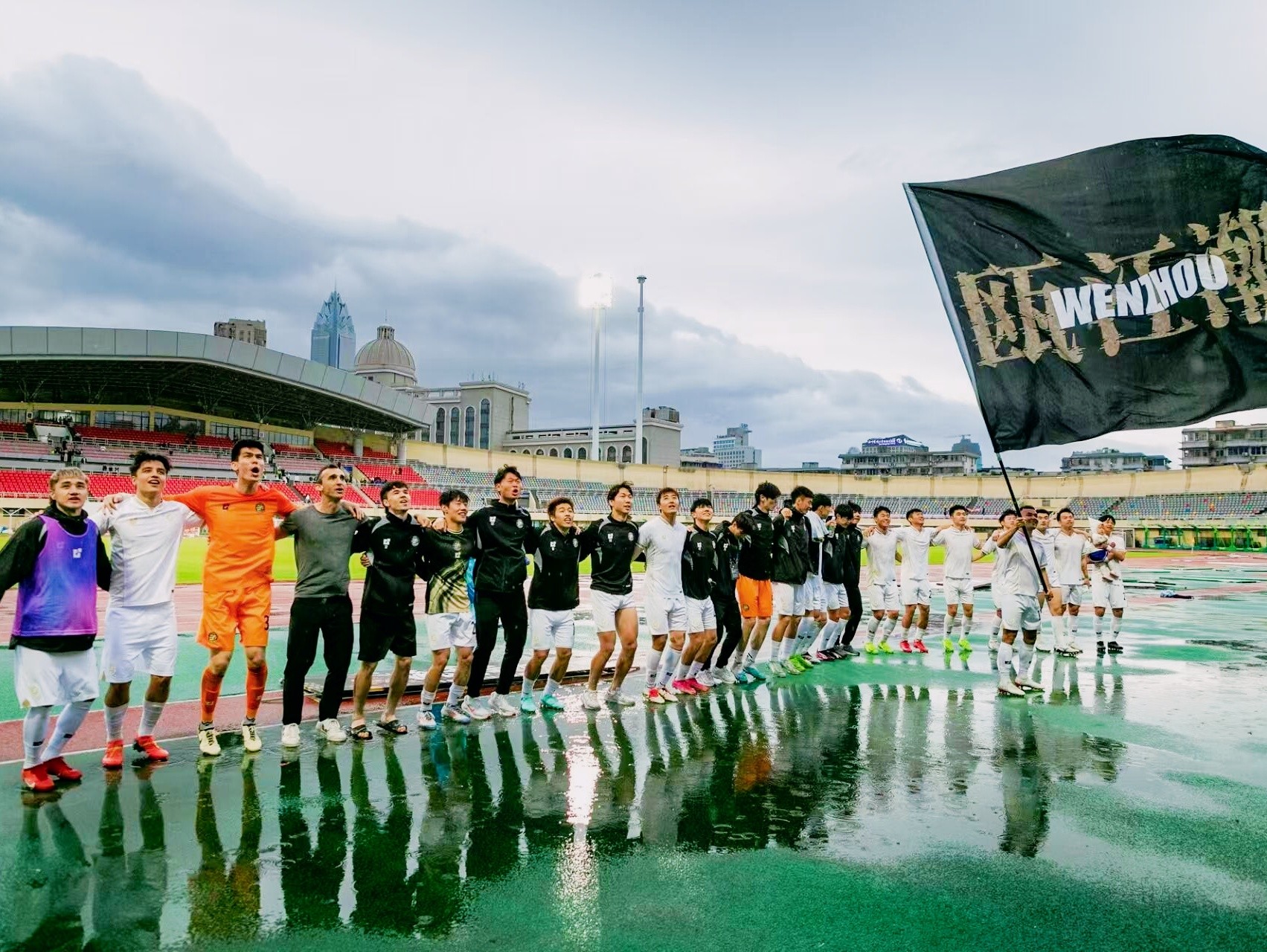 关于强队交锋，赛场上火药味十足！的信息