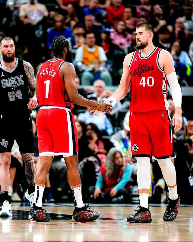 包含快船大胜马刺，拿下五连胜追赶西部前列的词条