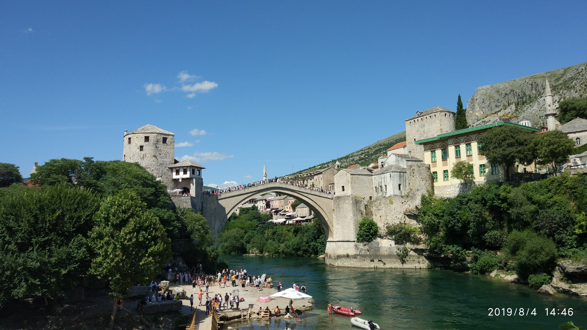 包含塞尔维亚队与波黑激烈对决，场面火爆的词条